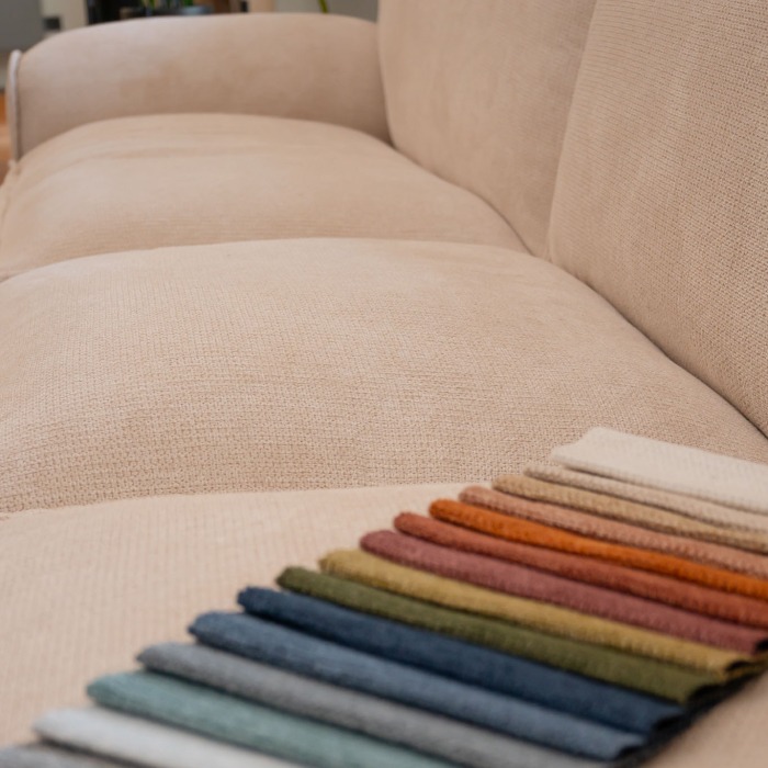 Wie kann ich ein Sofa mit dem Stoff meiner Wahl bestellen? Sehen Sie sich unseren Konfigurator an!